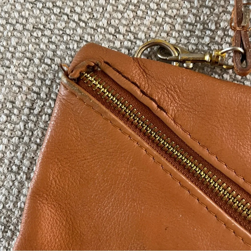 Vera Pelle Made in Italy Envelope Style Crossbody or Clutch Leather Zip Purse